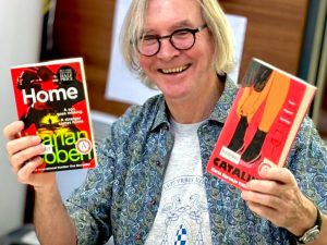 volunteer-with-books